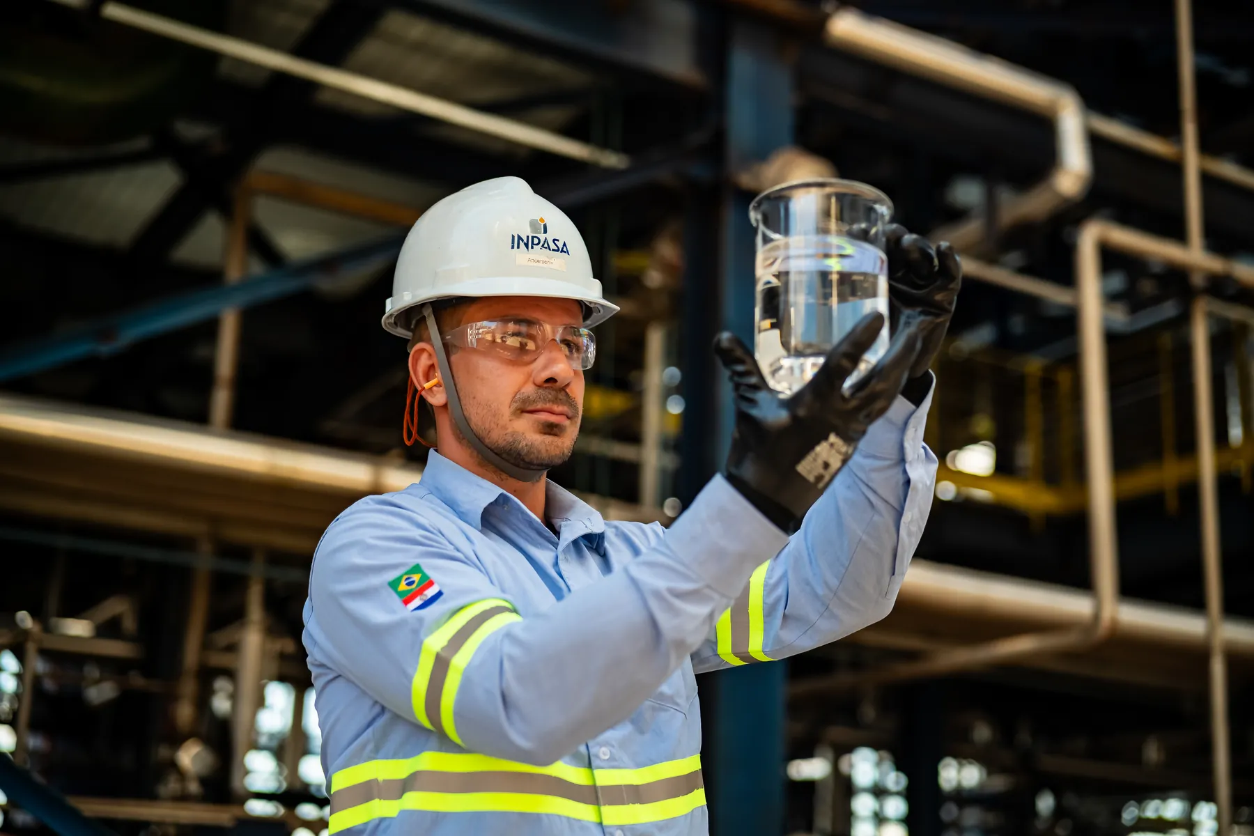 Funcionário da Inpasa analisando uma amostra na planta industrial